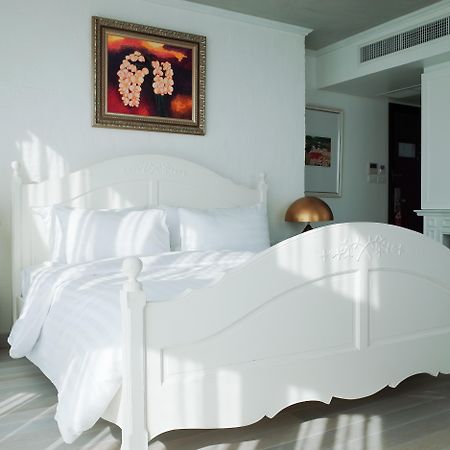 Art Mai Gallery Nimman Hotel Τσιάνγκ Μάι Εξωτερικό φωτογραφία A bed with a bed skirt