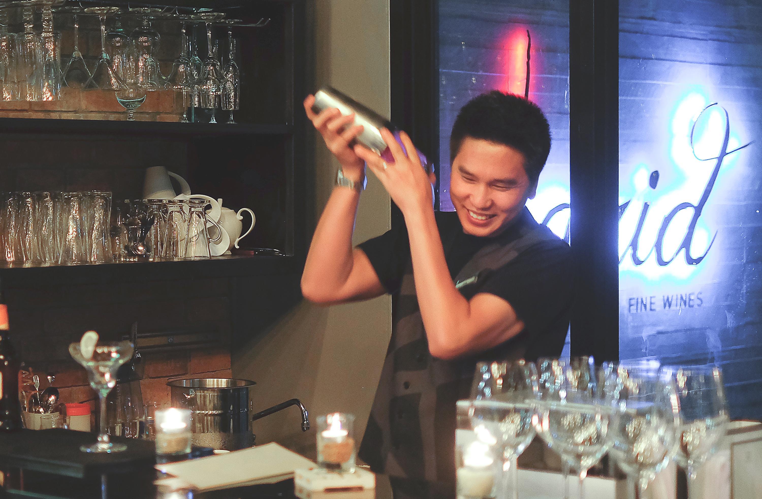 Art Mai Gallery Nimman Hotel Τσιάνγκ Μάι Εξωτερικό φωτογραφία A bartender shaking a cocktail