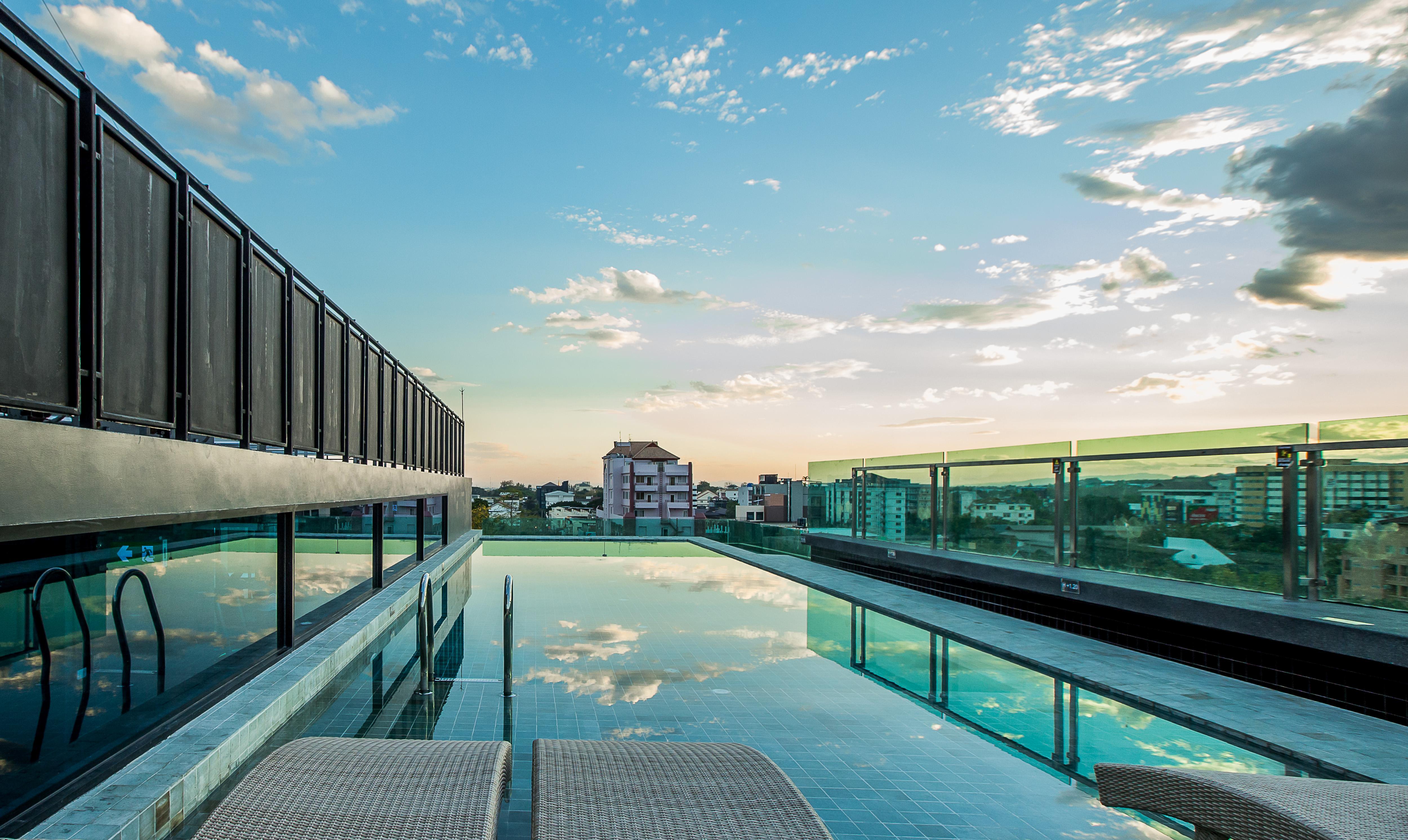 Art Mai Gallery Nimman Hotel Τσιάνγκ Μάι Εξωτερικό φωτογραφία The rooftop pool at the hotel