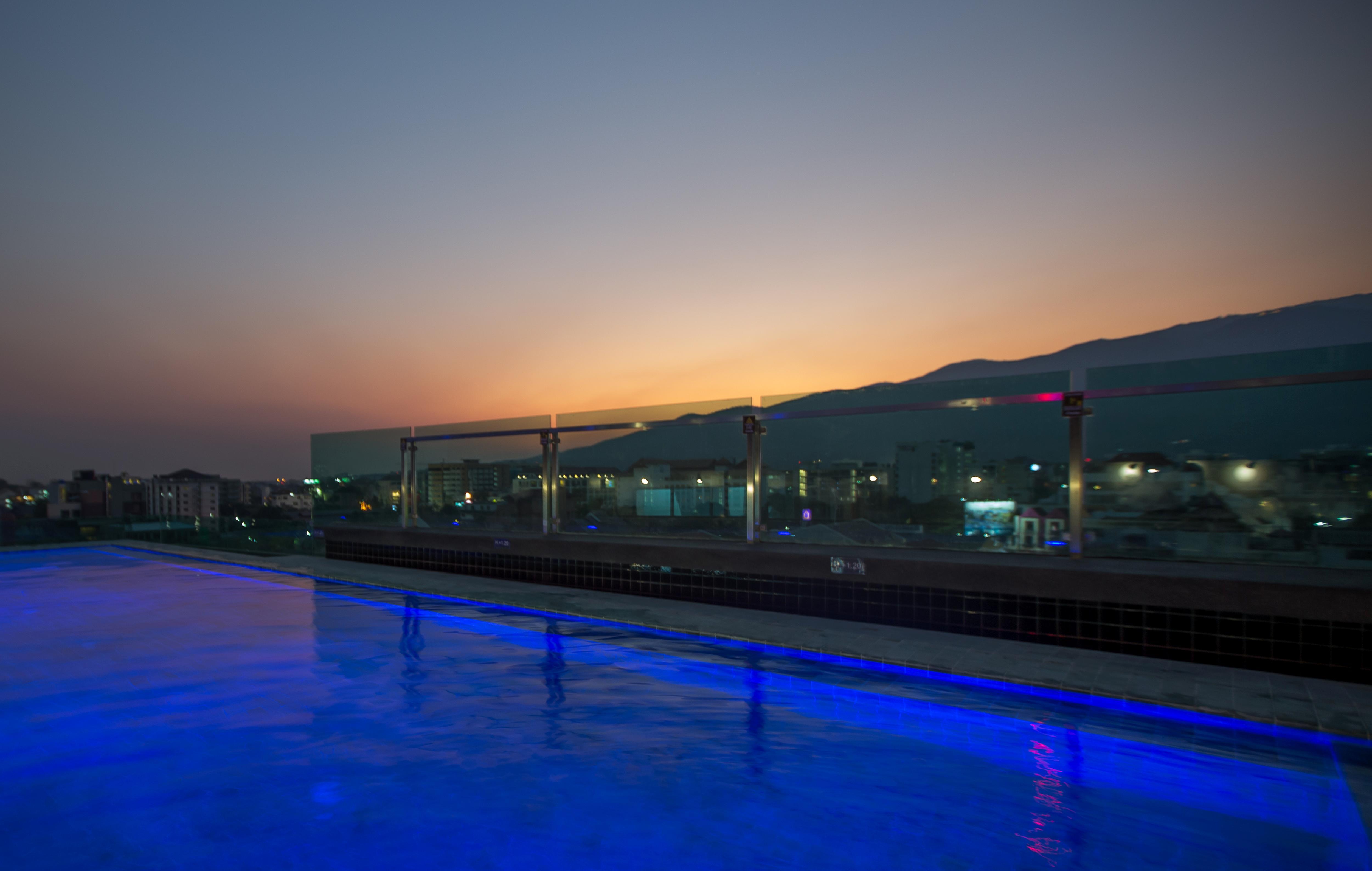 Art Mai Gallery Nimman Hotel Τσιάνγκ Μάι Εξωτερικό φωτογραφία The rooftop pool at the hotel
