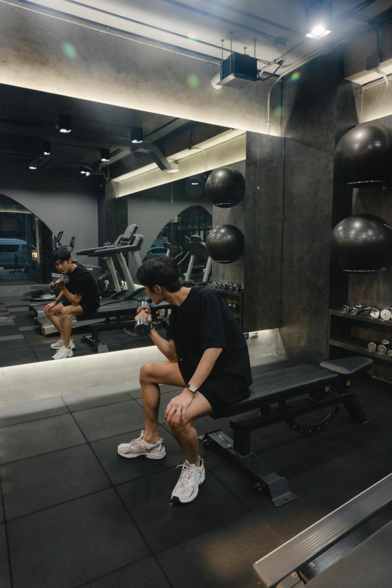 Art Mai Gallery Nimman Hotel Τσιάνγκ Μάι Εξωτερικό φωτογραφία A man in a gym
