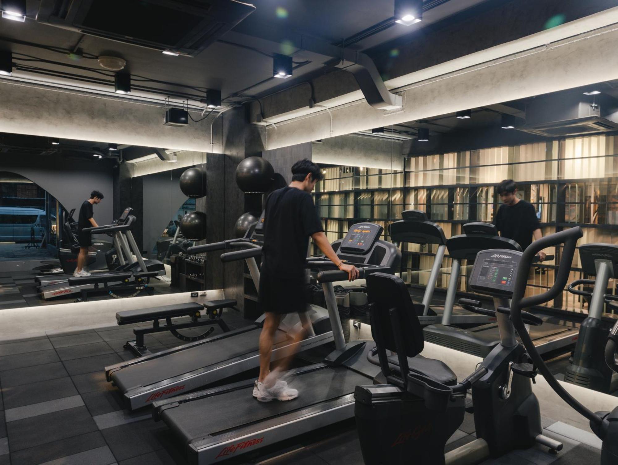 Art Mai Gallery Nimman Hotel Τσιάνγκ Μάι Εξωτερικό φωτογραφία A treadmill in a gym