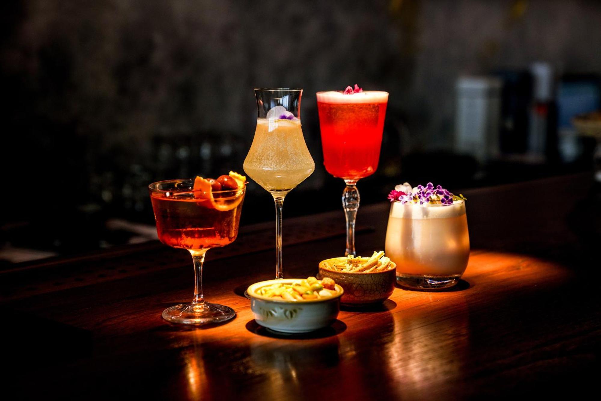 Art Mai Gallery Nimman Hotel Τσιάνγκ Μάι Εξωτερικό φωτογραφία Cocktails at the bar