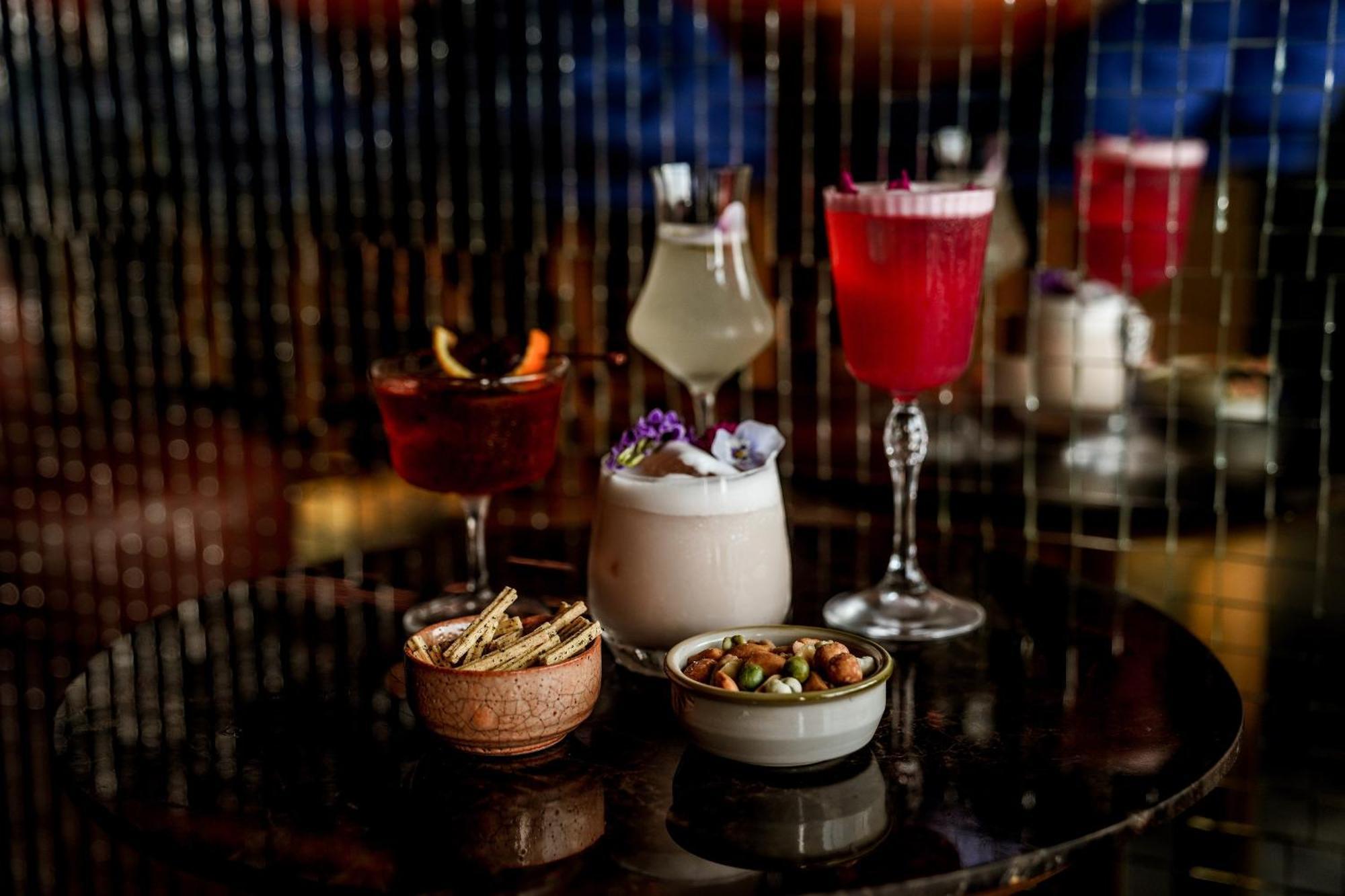 Art Mai Gallery Nimman Hotel Τσιάνγκ Μάι Εξωτερικό φωτογραφία A selection of cocktails at the bar